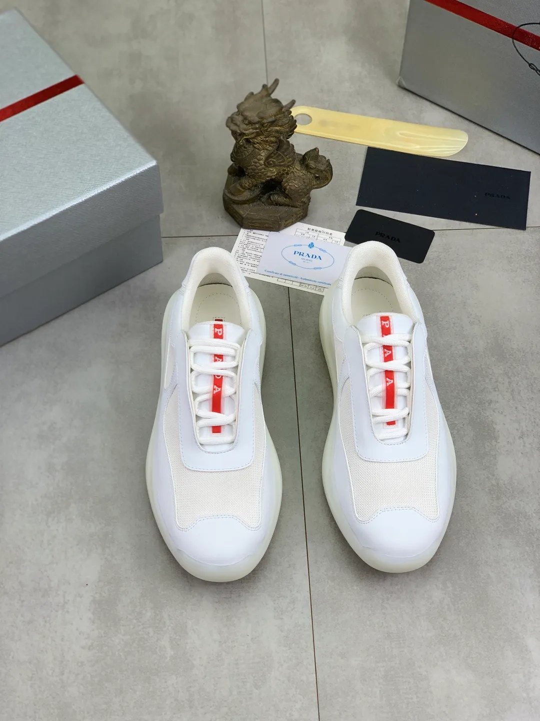 Men's shoes 💰P620 new (higher version) new PRADA (Prada) classic models are on the market at the same time, new men's shoes, 😘fabrics are selected from original imported calfskin. First layer of imported cowhide lining. The original version is awesome! 👍🏿Original open-molded non-slip PU outsole, with exquisite lines, simple and elegant, super comfortable and classy on foot, suitable for leisure travel. Code number: 38-45 (46 customized) 3️⃣ colors available